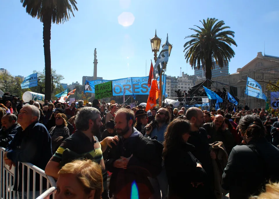 A public gathering ahead of the 2013 elections in Argentina. (<a href=_-6.html target="_blank">Photo </a>by Beatrice Murch / <a href=_-3.html target="_blank">CC BY 2.0</a>)