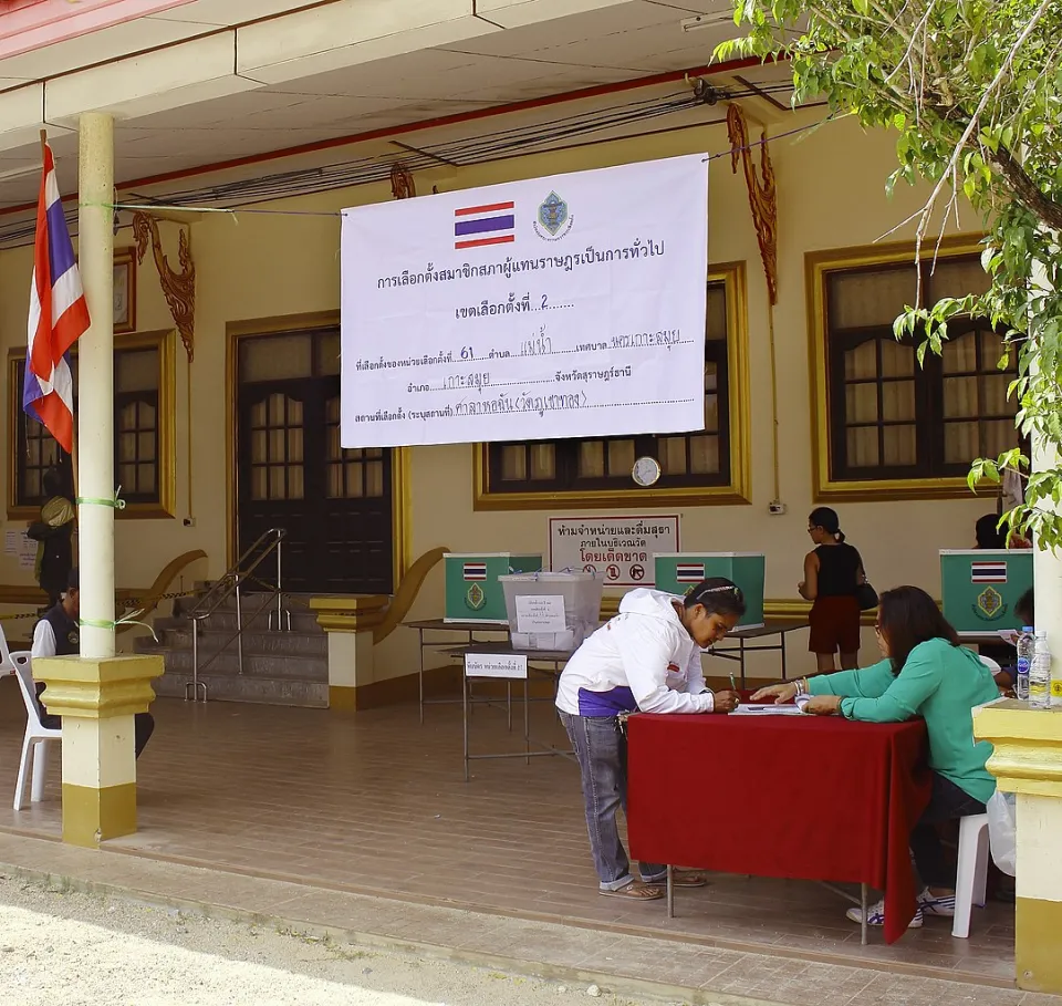 A voter at a polling station in Koh Samui participates in the Thailand general election in 2019. (<a href=file_2019-thai-election_img_8251e.html target="_blank">Photo</a> by Per Meistrup / <a href=deed.html target="_blank">CC-SA 4.0</a>)