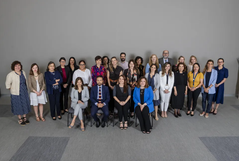 Equipo de Atenea, liderado por IDEA Internacional, PNUD y ONU Mujeres. Al centro, sentados, Marcela Ríos Tobar de IDEA Internacional, Guzmán Palacios Fernández, embajador de España en Panamá, Guillermina Martín, en representación del PNUD y Giulia Bortolotti de ONU Mujeres. Foto: IDEA Internacional.