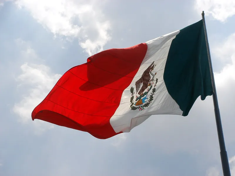 La bandera mexicana ondeando sobre el Zócalo de la Ciudad de México. (<a href=2ifdu2_.html target="_blank">Photo</a>: Kevin Hutchinson / <a href=_-3.html target="_blank">CC BY 2.0</a>)