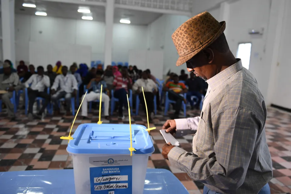 A delegate from Somaliland votes during the electoral process in Mogadishu, Somalia, on 19 December 2016. (<a href=_.html target="_blank">Photo by Ilyas Ahmed</a> / AMISOM / Public domain)